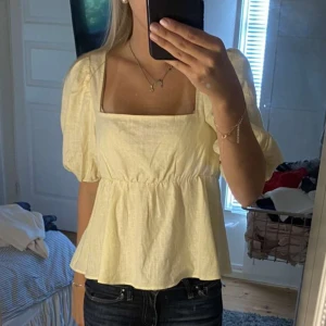 Söt topp - Säljer min oanvända söta gula topp då den förtjänar att bli använd. Pris kan diskuteras vid snabb affär 