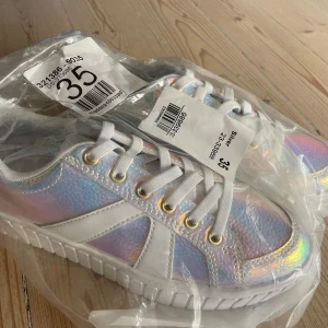 Din sko - Nya skor. 35, för små för dottern.
