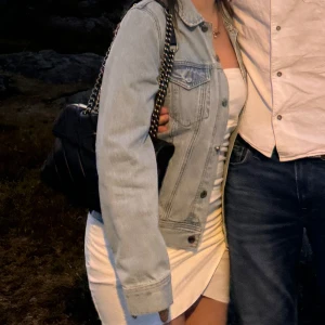 Jeansjacka - Hej säljer min super fin jeansjacka från DR demin den har inga skador och är som nyskick ❤️