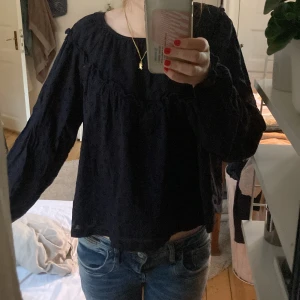 Marinblå Gina blus - Jättefin marinblå prickig gina tricot blus från Gina Young avdelningen! Orginalpris 250 kr! Säljer då jag inte får användning för den längre!