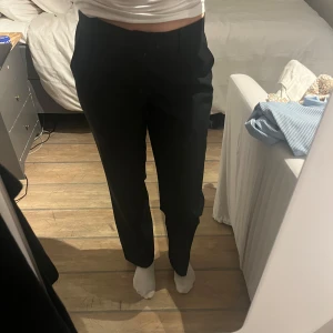 Svarta lågmidjade kostymbyxor - Säljer mina svarta kostymbyxor då det är fel storlek, använda fåtal gånger.💕