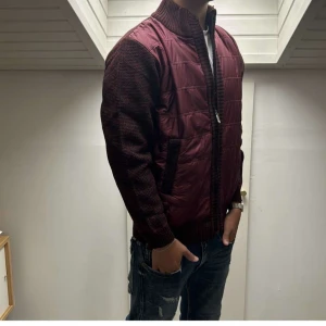 Cardigan  - Tja säljer denna vinröda cardiganen. Skick 9/10, storlek M. Köp för endast 149. Modellen är 180, 70kg. Hör av dig vid frågor eller funderingar!