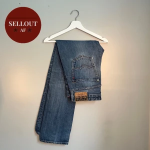 Replay jeans - Snygga jeans från replay. Ljusblå tvätt och slim/rak passform. Väldigt fint skick. Skicka DM vid frågor och funderingar!