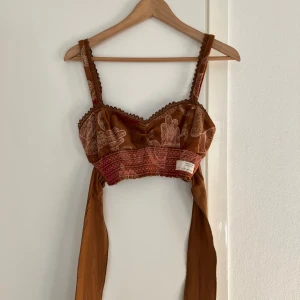 Odd Molly top - Mönstrad Odd Molly top med band, velourmaterial 🎈🎀 Resorband ner till!! Odd Mollys storlek 1= Small (36) Knappt använd!