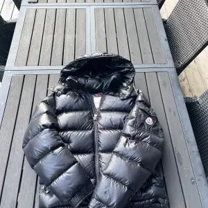 Tja! Säljer en moncler maya i superbra skick. 2022 modell. Jag tror färgen är svart men otroligt fräsch enligt mig. Vid frågor och funderingar är de bara att höra av sig🙌🏻💫