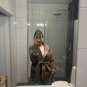 Snygg höstjacka från Lexington  - Jättecool höstjacka från Lexington.  Helt i nyskick. Passar mig som är mellan storlek xs-small-medium 