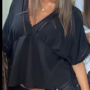 Topp - En jättesöt topp från zara som inte säljs mer! 😍 Den är i storlek S. (Första bilden är inte min) men hade ingen bild där jag har på mig den! Tvekar lite på att sälja för jag tycker den är så fin men den har aldrig kommit till användning💖