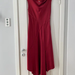 Röd lång ärmlös klänning i strl 40 från Kenzo Jungle - Röd lång ärmlös klänning i strl 40 från Kenzo Jungle.  Endast använd vid ett par tillfällen och är i väldigt fint begagnat skick.  Mått Över bröstet: ca 44 cm Över höften: ca 44 cm Längd från axeln och ner: ca 140 cm  Polyester, viskos och elastan