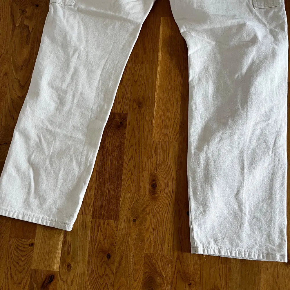 Coola vintage dickies carpenter byxor! Ganska stora passar som XL. Finns en knappt synlig fläck på vänster ben. Skriv vid fler frågor!. Jeans & Byxor.