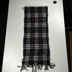Burberry scarf - Burberry scarf, onesize, skick 8/10, pris 1199kr. Hör av er vid frågor eller funderingar.