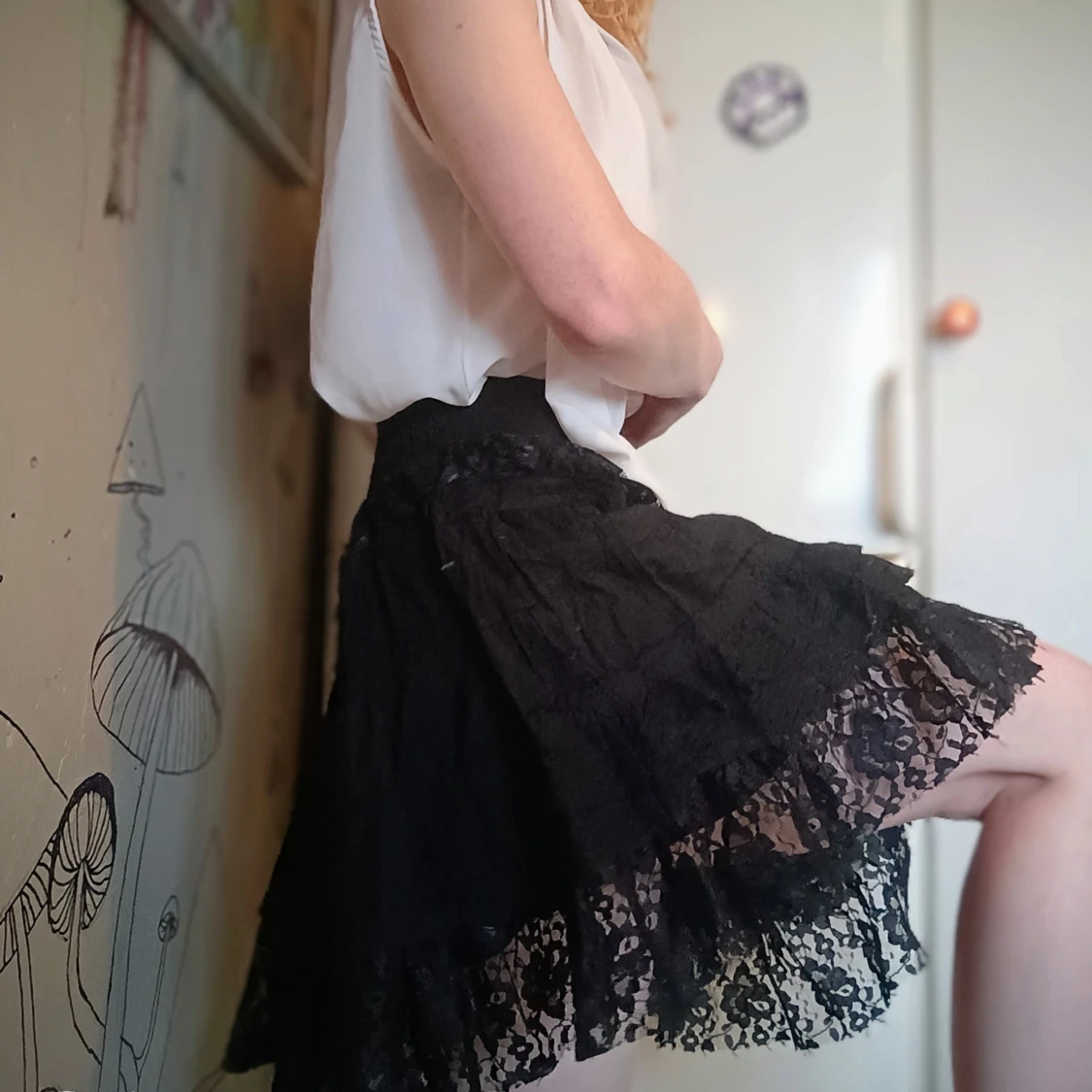 Svart kjol med spetsdetaljer - 1