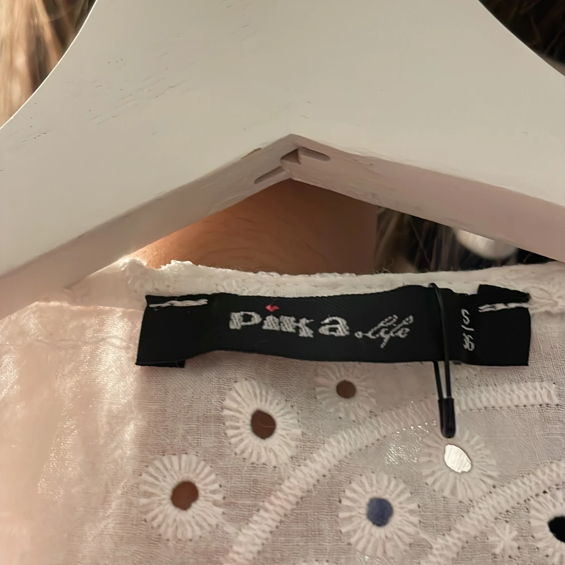 Vit blus med hålmönster - 91