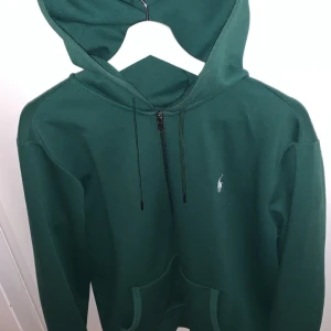 Ralph Lauren zip hoodie - Denna färgen på tröjan går inte att få tag på längre. Den är i nyskick. Storlek M.