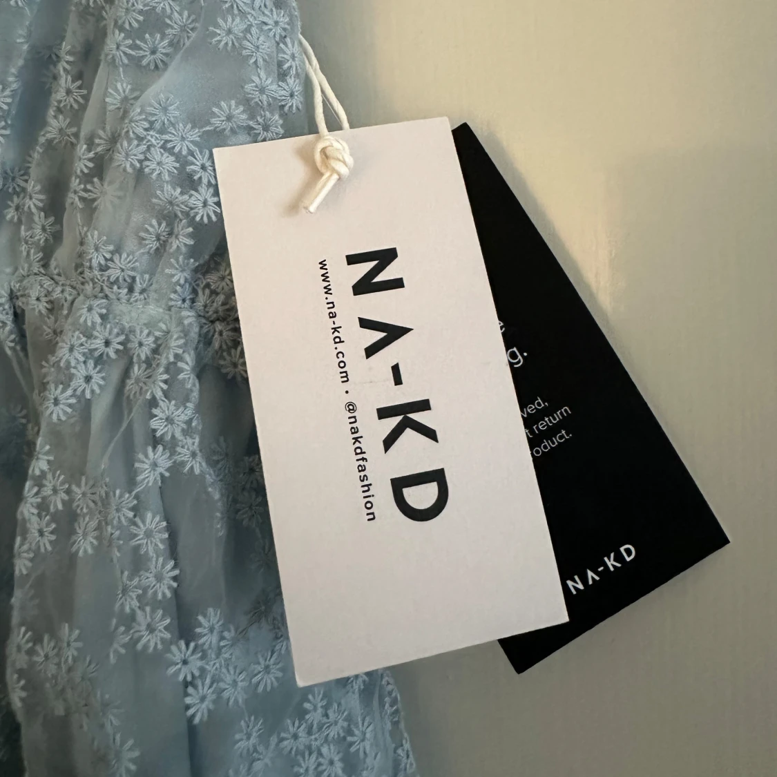 Ljusblå långklänning från NA-KD med prislappen kvar - 92