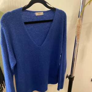 Blå tröja från JDY - Säljer en snygg blå tröja från JDY med v-ringning. Tröjan har långa ärmar och är perfekt för en stilren look. Passar bra till både jeans och kjol. Och den är även stor i storleken det är storlek XS men den kan funka som M också skulle jag säga💓