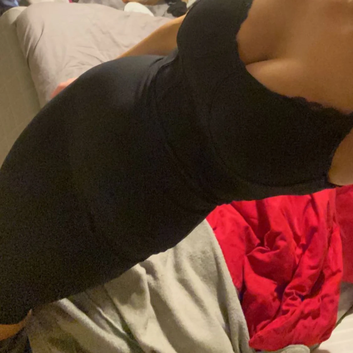 Svart klänning med detaljer - 91