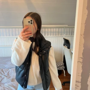 Zara väst - En snygg svart väst från Zara i läder imitation! Relativt värmande! 