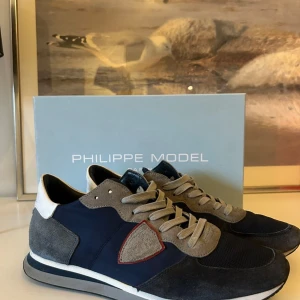 Philippe Model skor - Hjälper en kompis! (EricPetterson12)Säljer dessa sjukt snygga phillipe models!  Köpte dom nyligen här på Plick men dom visade sig vara för små för mig, därav säljer jag de vidare. En liten skada på framsidan av tån vilket gör att priset är såpass lågt. Annars väldigt fint skick! Vid funderingar är det bara att höra av sig! 