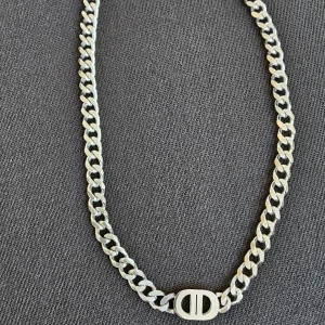 Silverpläterad halsband I rostfritt stål  - Snyggt silverpläterad halsband I rostfritt stål. Justerbar längd för optimal passform 