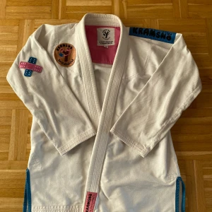 Kramsnö Rackarungar Gi size A2 - Säljer denna gi pga att den inte passar längre, skön och slitstark material för att vara en gi samt feta designs. Ganska nopprig pga tvätt men det går att få bort. Ord pris: 1950kr