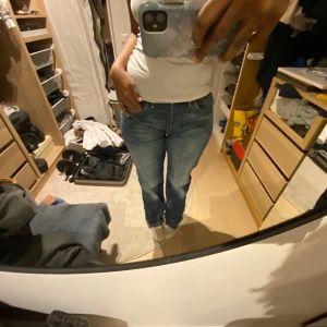 Blå jeans - Snygga blå jeans med en klassisk design. De har en normal passform och är perfekta för en avslappnad stil. Jeansen har fickor både fram och bak, och en traditionell dragkedja med knappstängning.