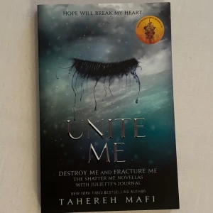 Unite Me - Boken 'Unite Me' av Tahereh Mafi innehåller novellerna 'Destroy Me' och 'Fracture Me' från Shatter Me-serien. Nypris är 169kr