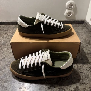 Philippe Model - Tja, säljer ett par riktigt fräscha och nästan alldeles nya exklusiva Models som ej går och få tag på längre i storlek 42. Gröna snören till kommer och allt OG, Kontakta gärna vid frågor!😁