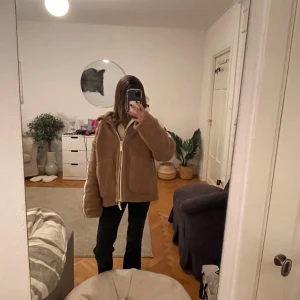 Beige teddyjacka  - Mysig beige teddyjacka med vita detaljer. Är lite oversized, helt ny och aldrig använd. Storlek M men känns mer som xs-s. Nypris 640kr 💕💕