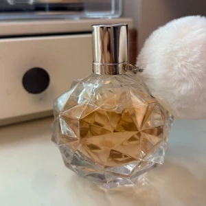Ari 100 ml - Ariana Grande - En elegant parfym av Ariana Grande i storlek 100 ml. Väldigt tjejig och fräsch god doft som passar perfekt om man gillar söta candy och gourmand dofter. Lite floral noter också.