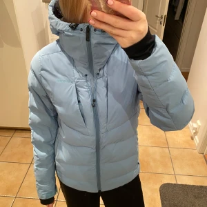 Ljusblå skidjacka  - Säljer min skidjacka som endast är använd en säsong. Jackan har inga defekter på. Hör av er vid frågor eller fler bilder😊