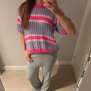 Stickad tröja - Så coola färger på denna tröja! Inga defekter förekommer ❤️