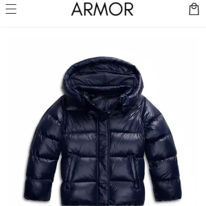Mörkblå pufferjacka från Armor - Helt ny Snygg mörkblå pufferjacka från Armor nypris 1600 har i storlek s och m eftersom lång leverans tid köpte jag en annan❤️