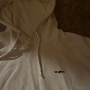 Vit hoodie h&m - Säljer en vit hoodie från H&M. Inte använd mycket och är därför i bra skick. Tröjan är storlek S men passar XS-S. 