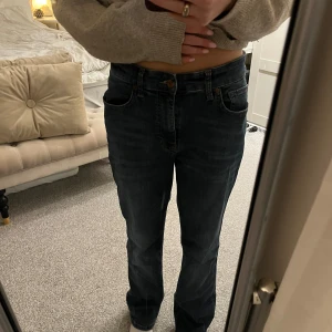 Mörkblå jeans från MAC - Säljer ett par snygga blå jeans från MAC i modellen Melanie. De är knappt använda och i mycket gott skick! Vid frågor så är det bara att skriva! 💕 Priset är inte satt i sten!