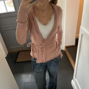 Rosa omlottkofta - Rosa stickad kofta från Object i storlek M. Fint skick. Använd gärna köp nu!