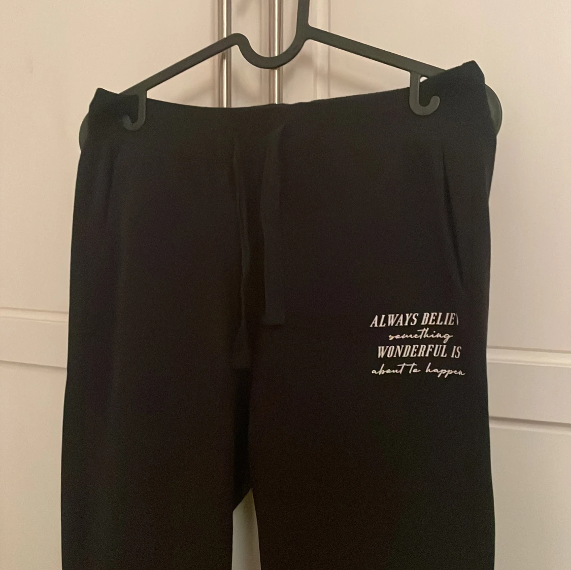 Svarta mjukisbyxor med tryck - 90