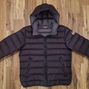 Colmar jacka - Säljer en väldigt snyggt Colmar jacka i storlek XS. Den är i superfint skick och är perfekt nu för vintern. Om du har några frågor är det bara att skicka meddelande ✅️