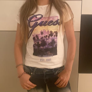 Vintage y2k/stockholmstil guess tröja - Säljer denna fina vintage y2k eller stockholmstil guess t-shirt då den inte kommer till användning. 