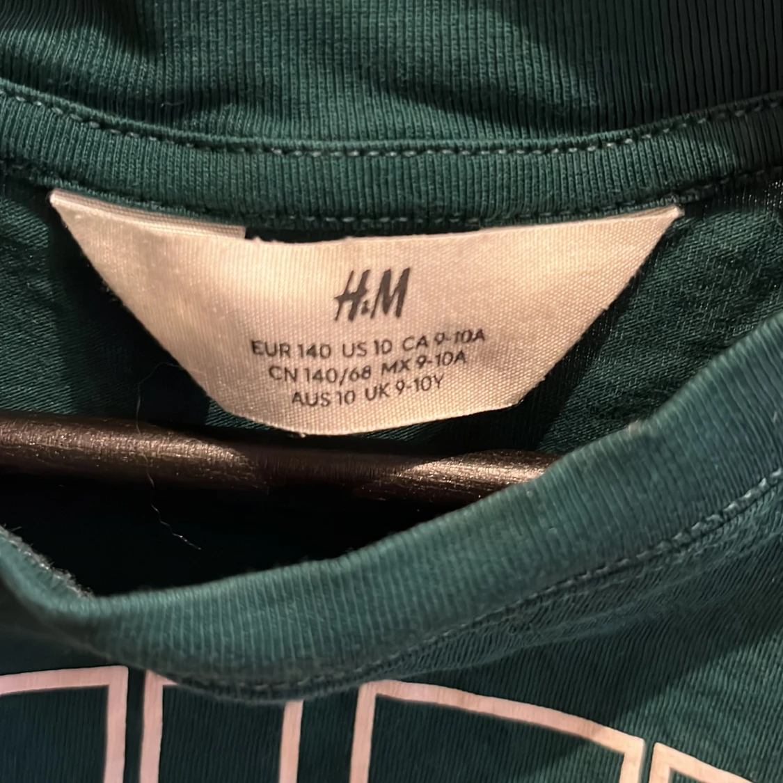 Grön t-shirt med tryck från H&M - 90