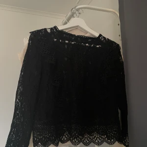 Svart spetstopp - Fin spetsbåges ifrån märket only, jätte fin till både vardags och fest💗