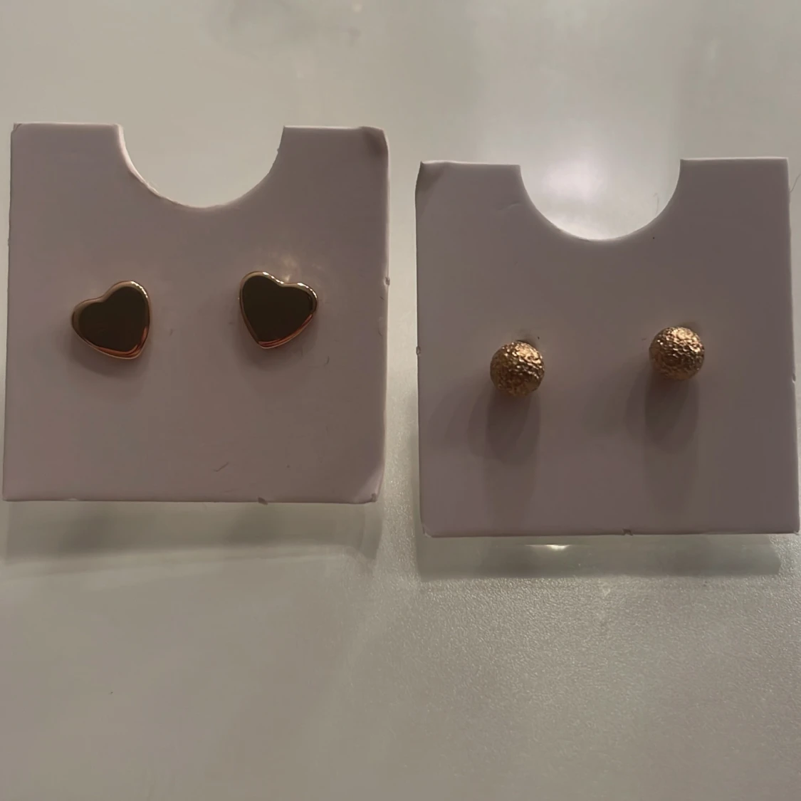 Guldörhängen i hjärtform och rund design från Ur & Penn