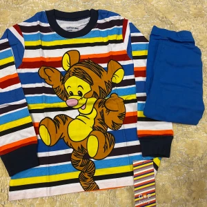 Barn Disney Kläder I 2 delar  - Färgglad randig tröja med ett stort Tiger-motiv på framsidan. Tröjan har långa ärmar och är tillverkad i mjuk 100% bomull, perfekt för lekfulla dagar. Passar barn i åldern 2,5 och 6 år.  145kr/ 2delar / paket 