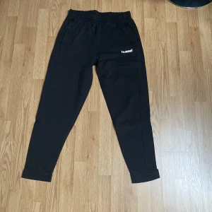 Hummel Träningsbyxor - Säljer dessa då de är för små för mig. Pris kan diskuteras.