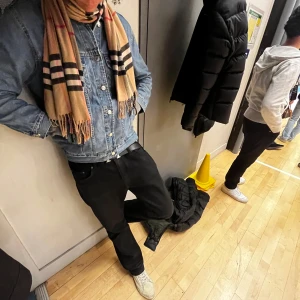 Svarta Levis 504 baggy byxor  - Snygga svarta jeansbyxor med en klassisk straight passform. Perfekta för en stilren look och kan enkelt matchas med olika outfits. Byxorna har en midwaist design och är tillverkade i ett slitstarkt material.