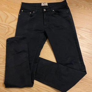 Mörkblå jeans från Acne Studios - Snygga mörkblå jeans från Acne Studios med en klassisk femficksdesign. De har en slim passform och är tillverkade i ett bekvämt denimtyg. Perfekta för en stilren look. Storlek w31-l32