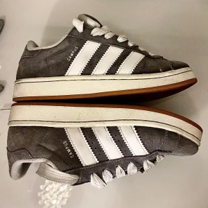 Grå Adidas Campus sneakers - Säljer ett par grå Adidas campus, de är använda ca 2 gånger (syns på snörerna att de är använda, går enkelt att byta) pris går att diskuteras!💕