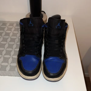 Nike Air Jordans - Snygga Nike Air Jordans i svart och blått med klassisk snörning. Perfekta för dig som vill ha en stilren och sportig look. Skorna är äkta och köptes för 2500, dom har inga skador alls, väldigt bekväma och sköna 