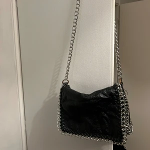 Tiamo väska - Färgen på bandet är borta lite på vissa ställen. Åker utomlands en längre period så kan posta senast 10 januari.