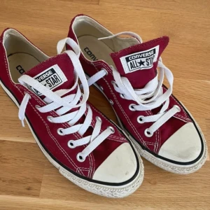 Röda Converse All Star sneakers - Super söta vinröda converse skor❤️Lite smutsiga men fint skick, bara använda några enstaka gånger