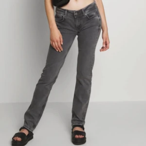 Grå jeans  - Grå raka jeans från Pepe Jeans i modellen SATURN. De är i storlek 27/30 och passar mig som är 162cm och har XS-S. I fint skick! Köpta för 950kr🎀
